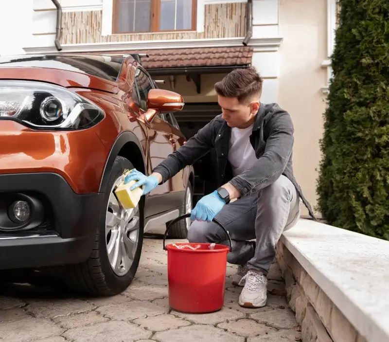Lavage auto à domicile Lacombe : professionnel intervenant sur un véhicule